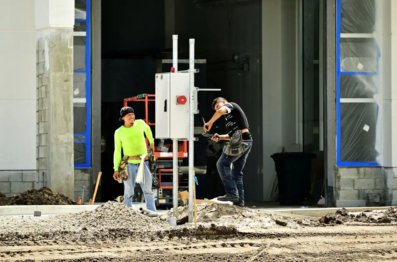 湖南建材保温材料选型对比：德茂岩棉板与玻璃棉板性能差异分析正文配图 1