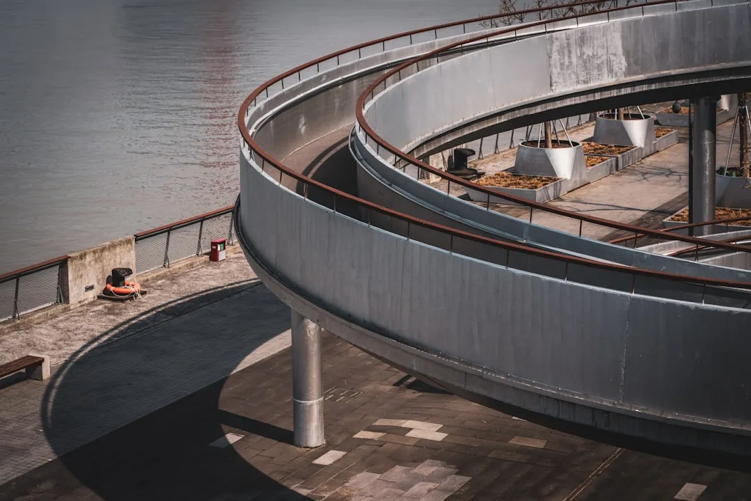 玻璃棉与岩棉板在建筑节能中的性能对比及选型指南